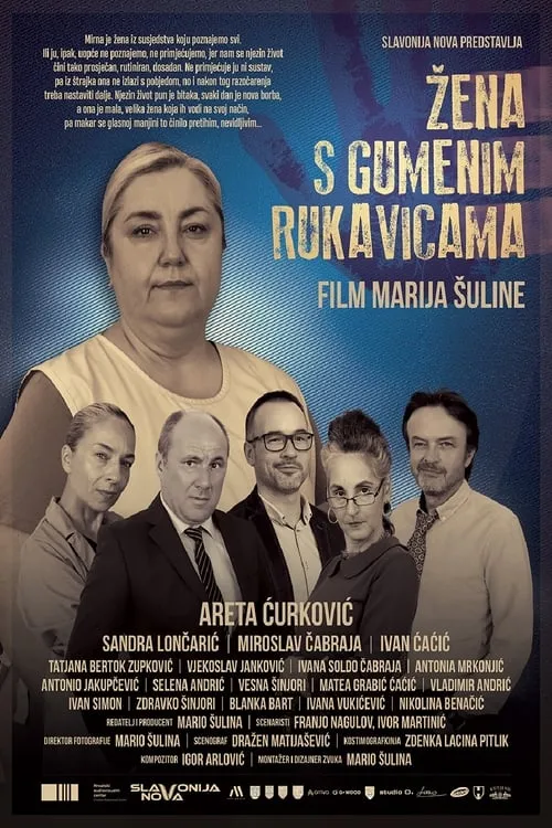 Žena s gumenim rukavicama